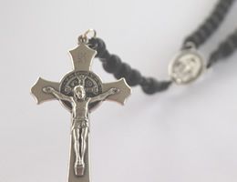 Benediktuskreuz am Rosenkranz